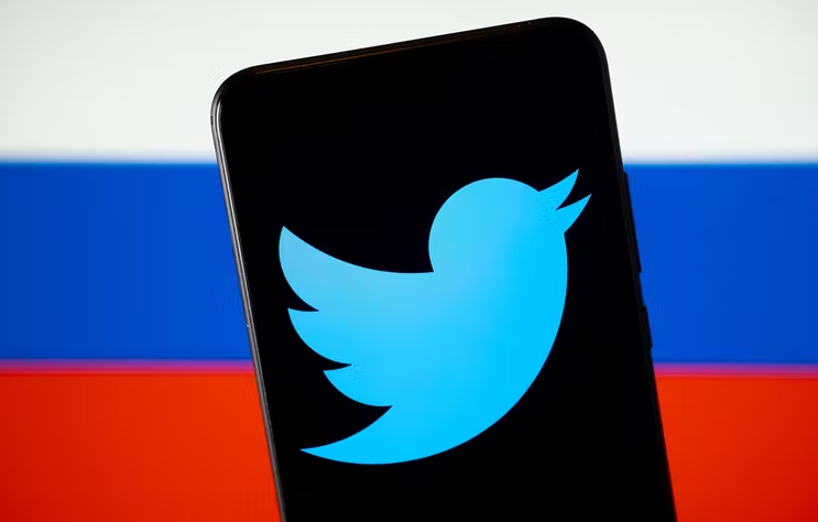Twitter icon in front of Russian flag colours