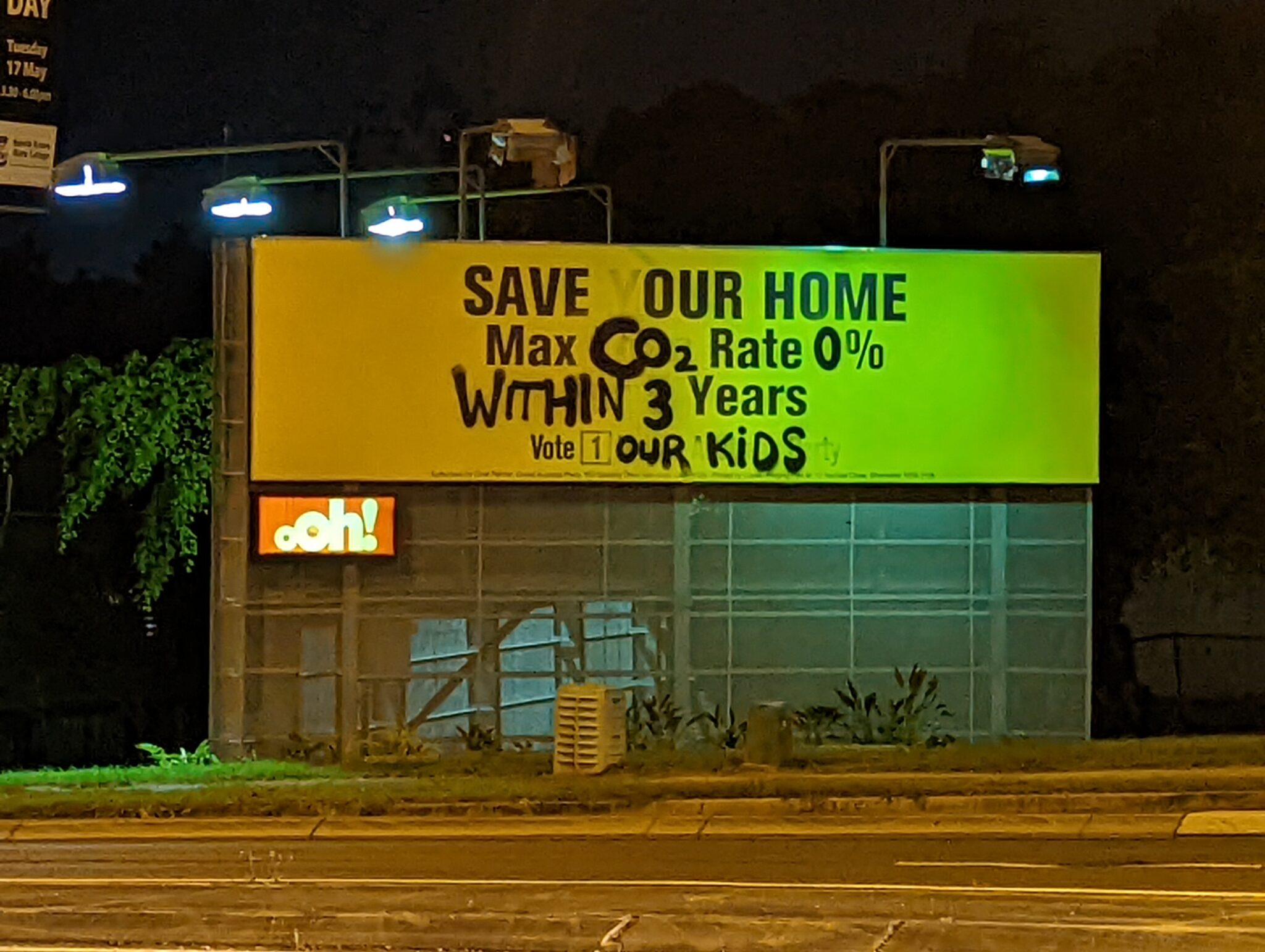 Ad tagged Clive Palmer billboard