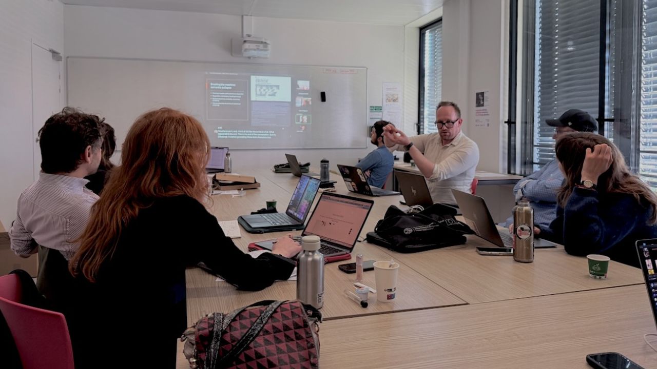 Dr Daniel Binns presnting his work at Séminaire HERMES, Campus Condorcet .